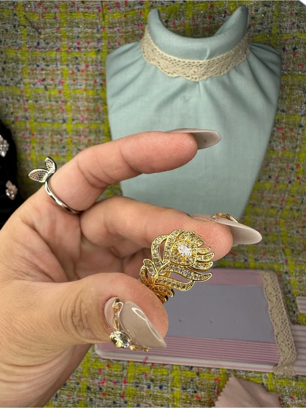 N/A elegant gold